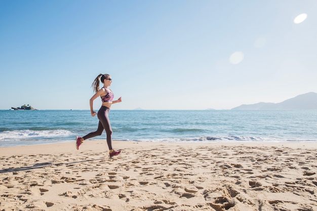 Donna che corre in spiaggia