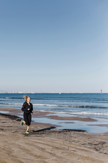 Donna che corre in spiaggia