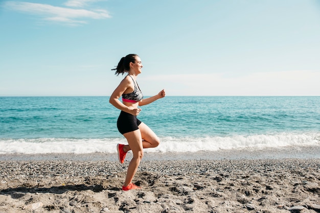 Donna che corre in spiaggia