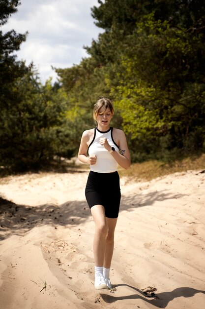 Donna che corre nella vista frontale della natura