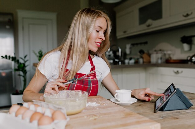 donna che cucina con la compressa