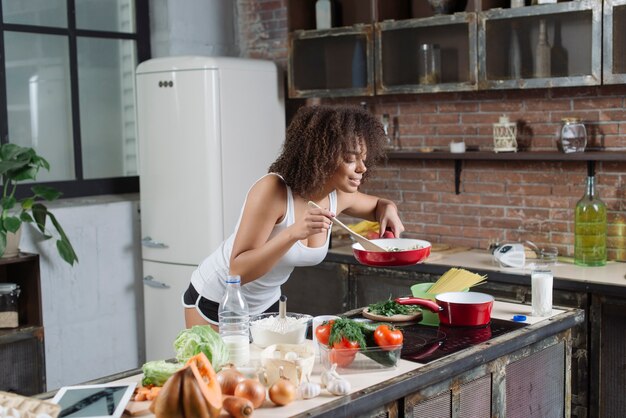 Donna che cucina con padella