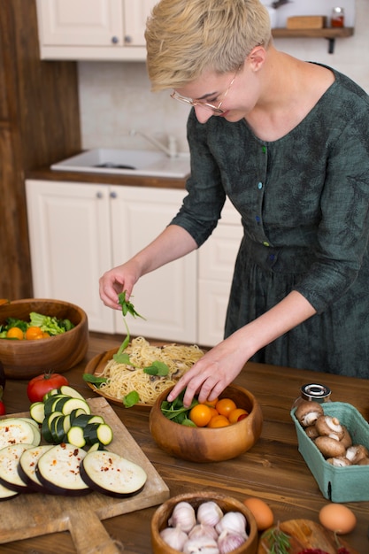 Donna che cucina del cibo sano a casa