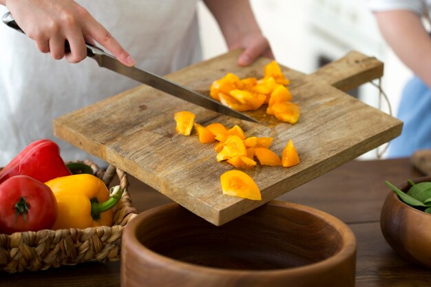 Donna che cucina del cibo sano