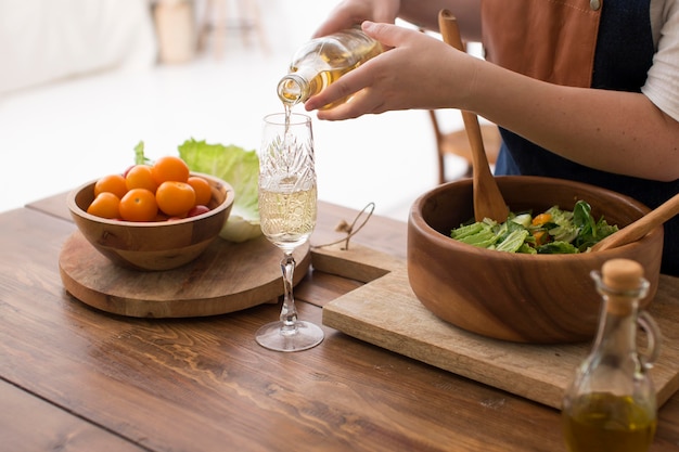 Donna che cucina del cibo sano