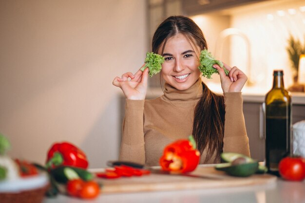 Donna che cucina in cucina