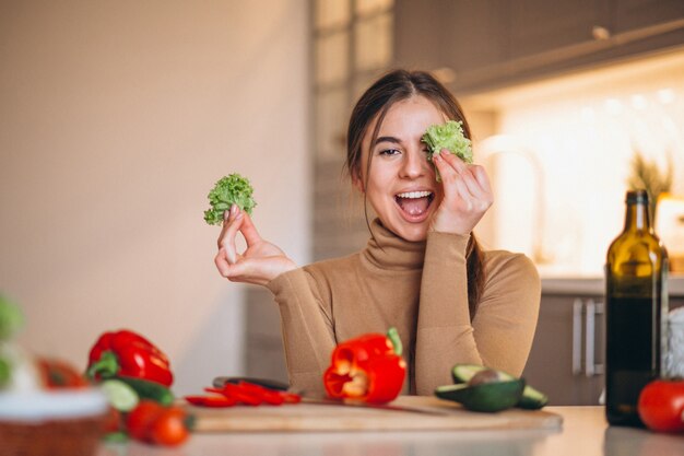 Donna che cucina in cucina