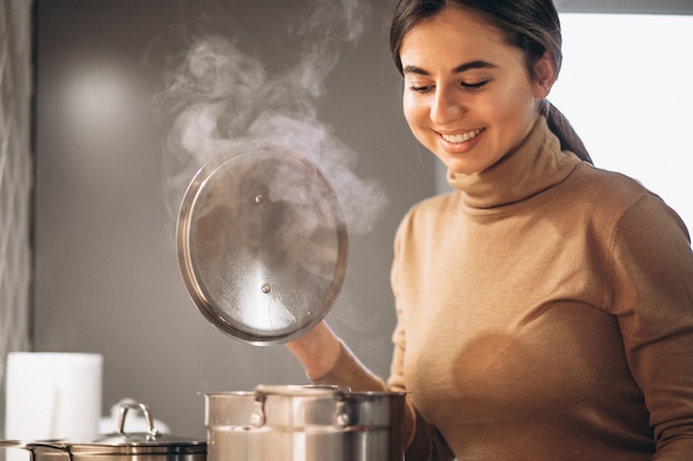 Donna che cucina in cucina