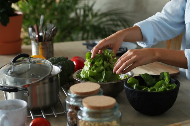 Donna che cucina in cucina