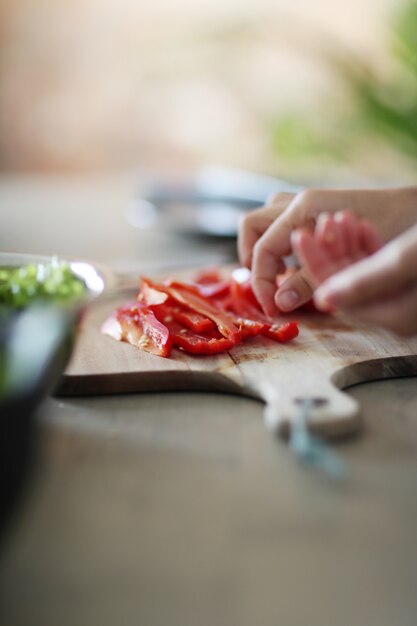 Donna che cucina in cucina