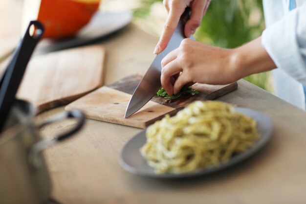 Donna che cucina in cucina