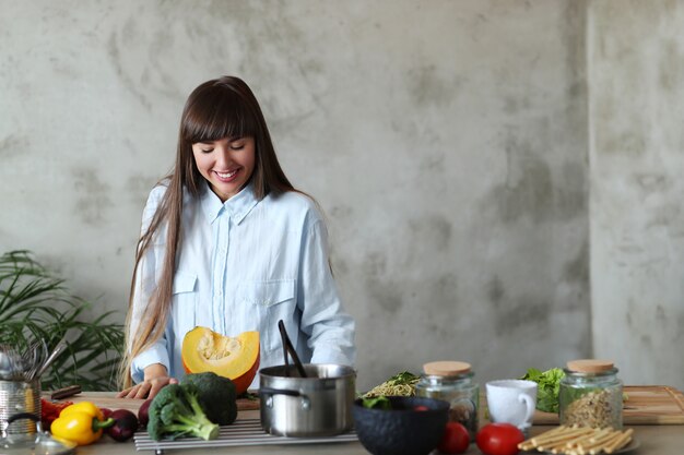 Donna che cucina in cucina