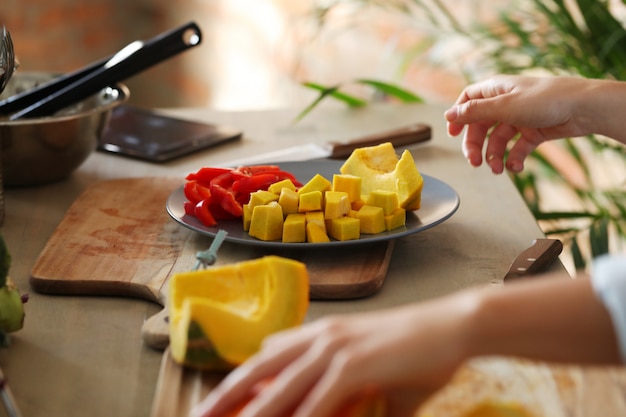 Donna che cucina in cucina