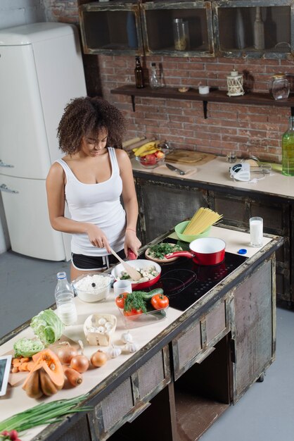 Donna che cucina in cucina