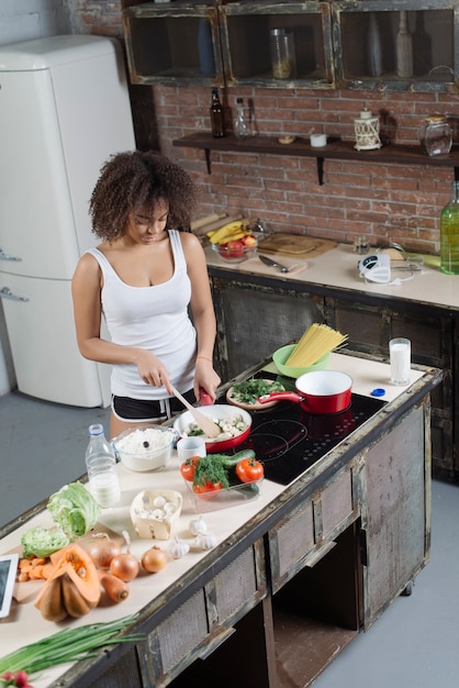 Donna che cucina in cucina