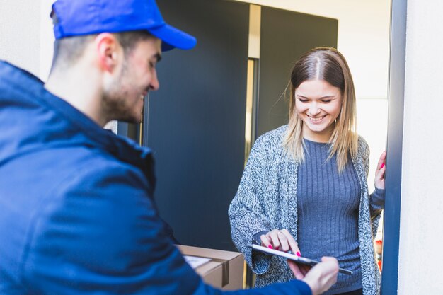 Donna che dà la firma online per la consegna