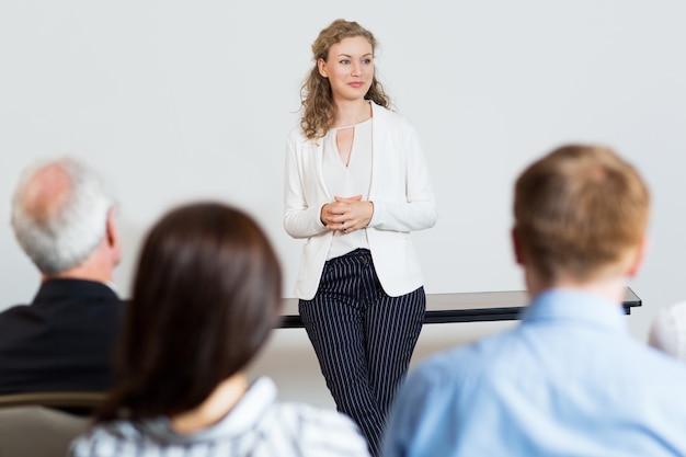 Donna che dà una lezione ad un pubblico