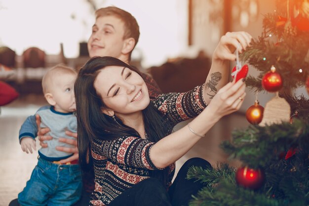 Donna che decora l&#39;albero di Natale