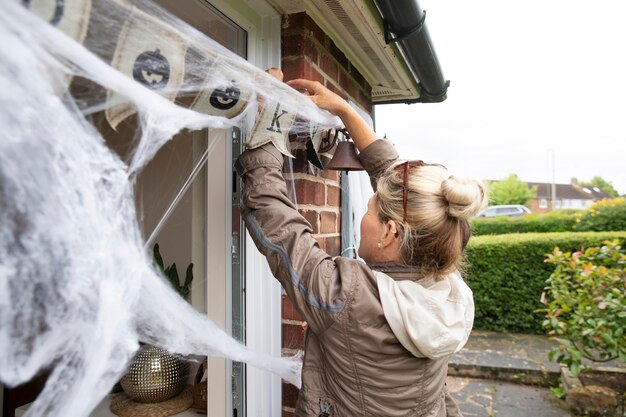 Donna che decora la sua casa per halloween