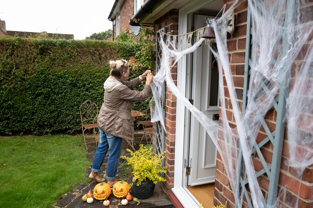 Donna che decora la sua casa per halloween