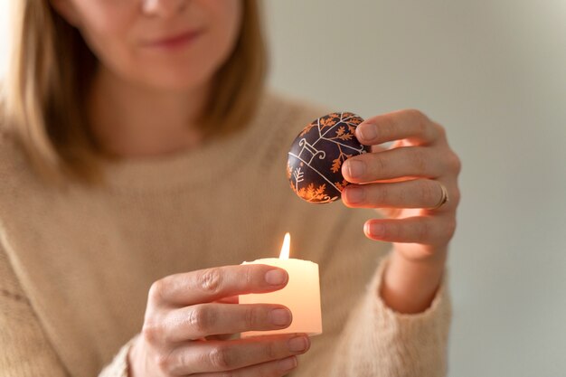 Donna che decora le uova di Pasqua