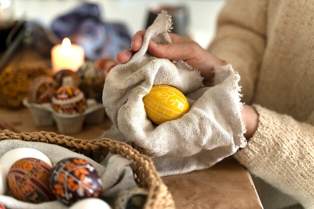 Donna che decora le uova di Pasqua