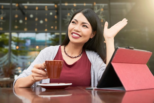 Donna che dice ciao al caffè