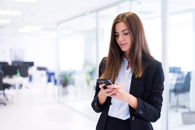 Donna che digita sul suo telefono