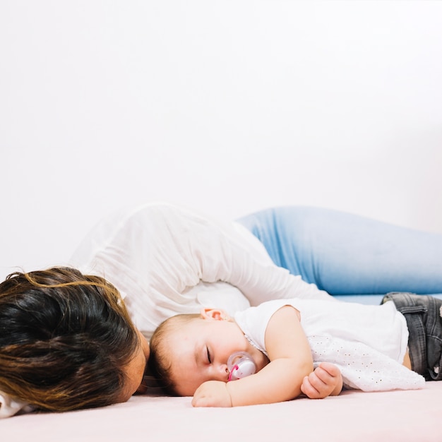 Donna che dorme con il bambino