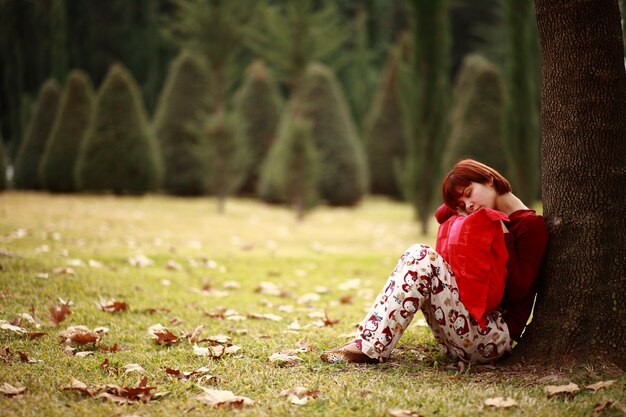 Donna che dorme nel parco