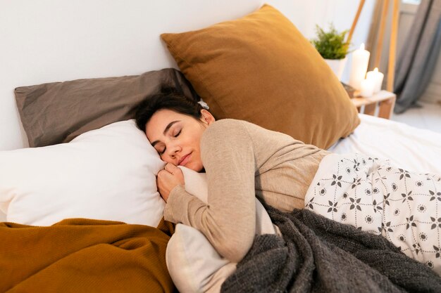 Donna che dorme pacificamente nel letto