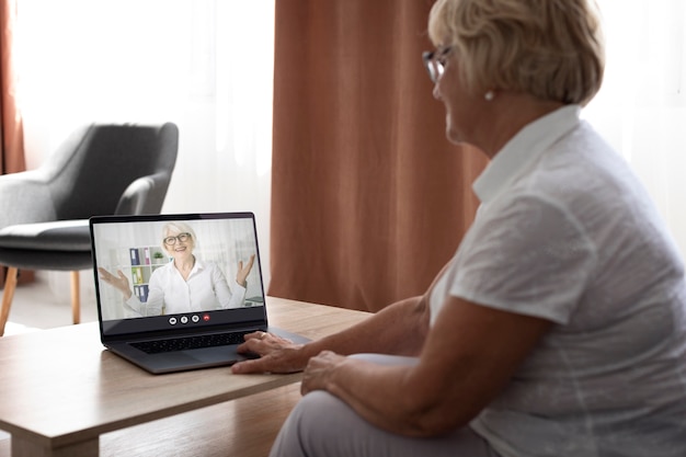 Donna che effettua una videochiamata in casa