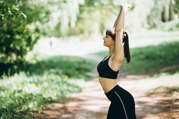 Donna che esercita nel parco