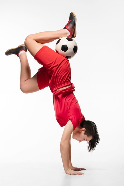 Donna che fa acrobazie con pallone da calcio