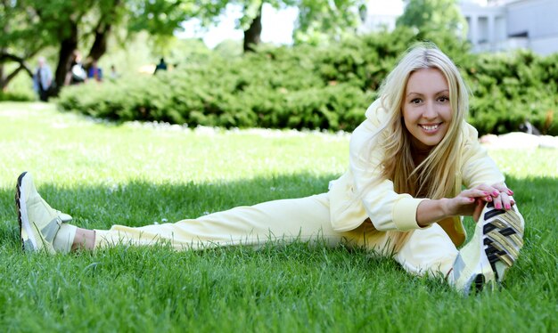 Donna che fa allenamento di forma fisica nel parco