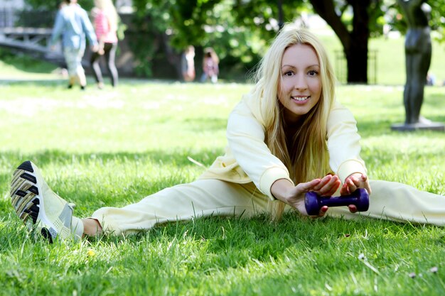 Donna che fa allenamento di forma fisica nel parco