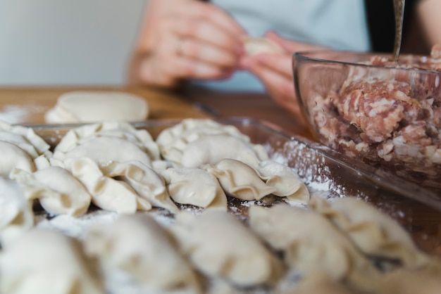 Donna che fa cibo per il nuovo anno cinese