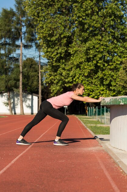 Donna che fa esercizi di stretching