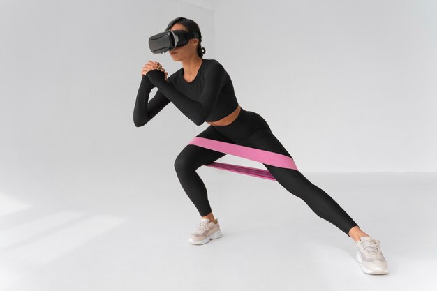 Donna che fa fitness con gli occhiali vr