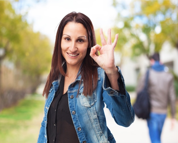 Donna che fa il gesto &quot;ok&quot; con la mano