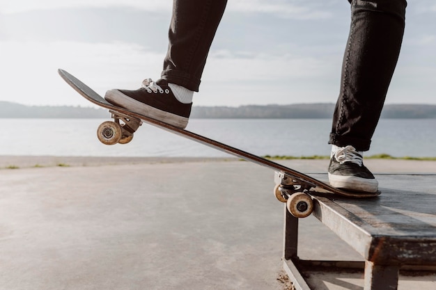 Donna che fa il primo piano di trucchi dello skateboard