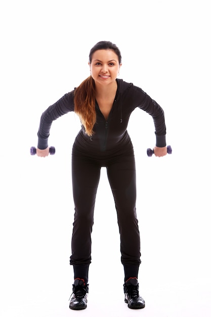 Donna che fa le esercitazioni di forma fisica con i pesi