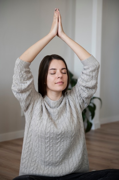 Donna che fa posa di yoga