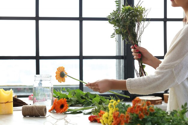 Donna che fa un bellissimo bouquet floreale