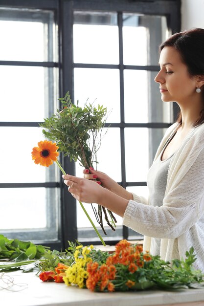 Donna che fa un bellissimo bouquet floreale