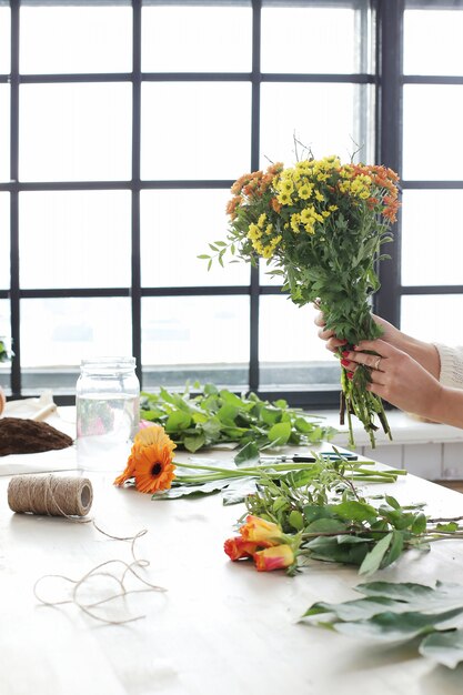 Donna che fa un bellissimo bouquet floreale