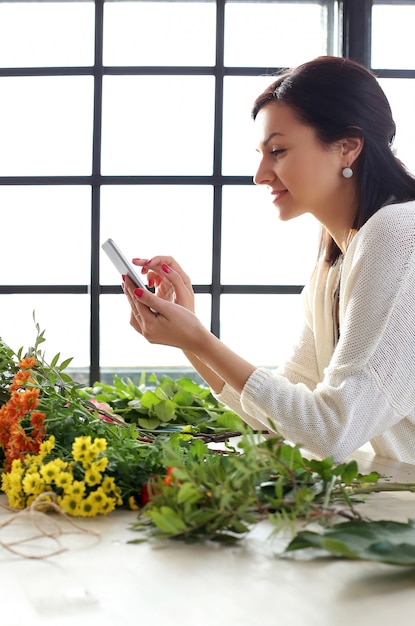 Donna che fa un bellissimo bouquet floreale