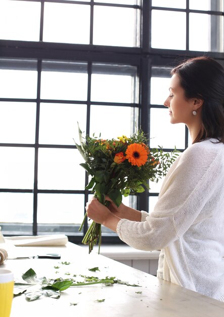 Donna che fa un bellissimo bouquet floreale