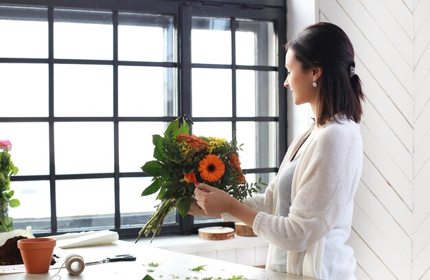 Donna che fa un bellissimo bouquet floreale