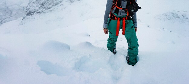 Donna che fa un'escursione su una montagna innevata